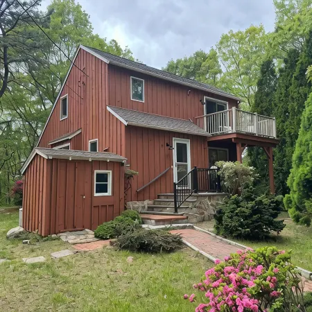 Renovated Coastal Farmhouse Near Beaches Отели в г. Уэстерли