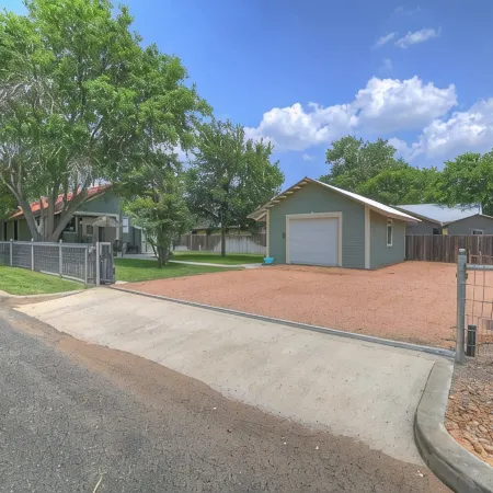 Charming Cottage-3 Mins to Downtown-Pet Friendly!