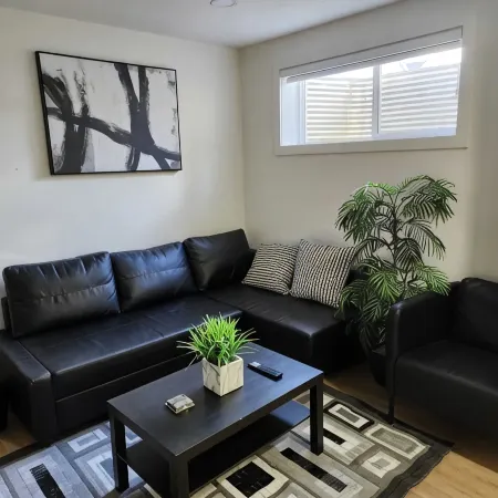 Cozy Super Luxury Legal Suite.20 minutes  to the airport.