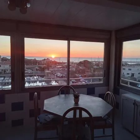 Sea Breeze - Sea View Apartment, 100 Meters from the Beach, Pets Welcome!