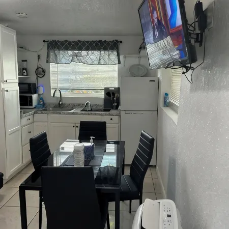 Delightful apartment with AC in sunny Delray Beach