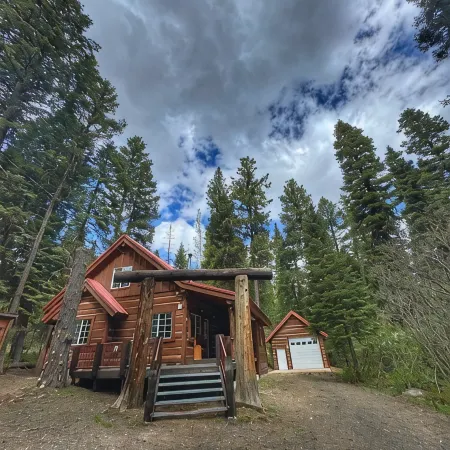 The Cozy Acorn Cascade Lake Retreat