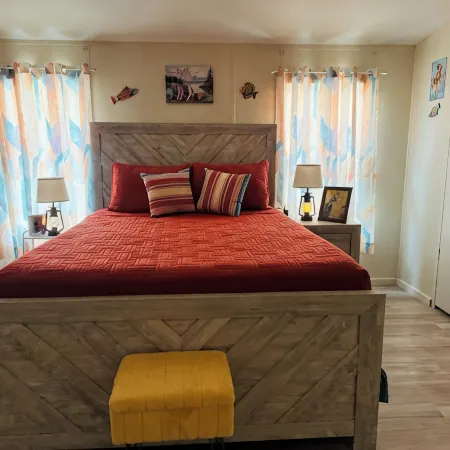 Charming 3-bedroom house with AC and WiFi in welcoming Lytle,TX.
