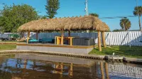 Tiki Key- Waterfront Tiki Hut and Hot Tub - 부티크