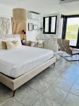 Couples Retreat Studio Ocean Front,300MB WiFi.  SuperHost!! - Balcony