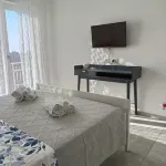 Apartment with sea-view balcony from which to admire magical sunrises. - Family