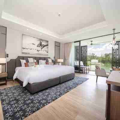 Stylish Lakeview Apt | 2BR 2BA + Balcony Views and Private Jacuzzi Rooms