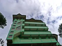 三葉草酒館旅館 - 停車場