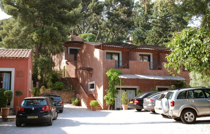 Hotel Spa Cassis – Heated Pool & Parking