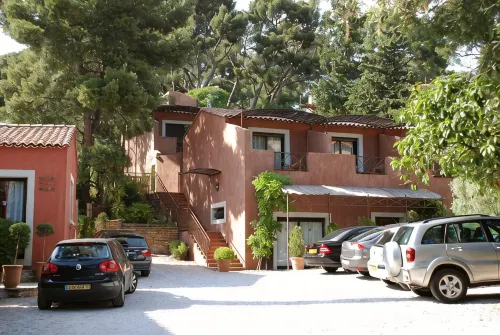 Hotel Spa Cassis – Heated Pool & Parking