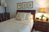 Luxurious Ocean View Condo - Steps from the beach! sleeps 6- 3 bedroom- 2 bath - Bungalows