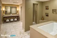 DoubleTree by Hilton Portland, OR - Bathtub