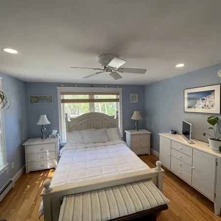 Hot Tub, Putting Green, 5 min walk to the beach, shops & restaurants.