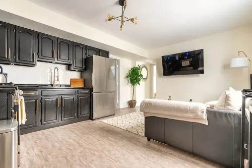 2BR for Crews & Families Near Jersey Gardens Mall