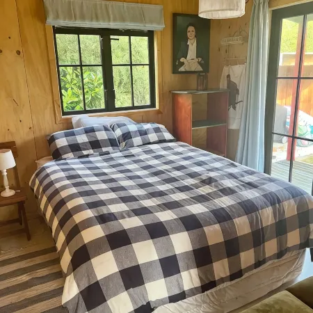 Prvt cottage + cabin + pool on quarter acre section (wood burner, pet friendly)