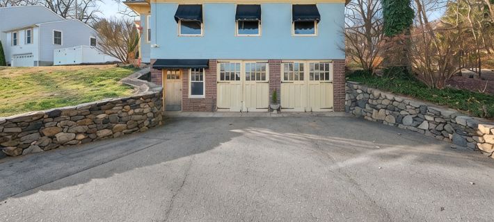 Weymouth Hill Station. Hillside cottage retreat with water views 워윅 호텔