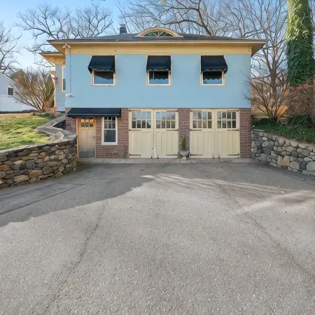 Weymouth Hill Station. Hillside cottage retreat with water views