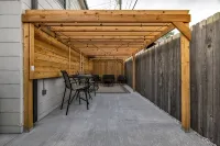 Tulsa Getaway w/Pergola-Grill-TV's & Personal AC/Heater in Every Bedroom