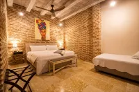 Casa Del Hidalgo - 7 BR Walled City Colonial Villa Hotel di 