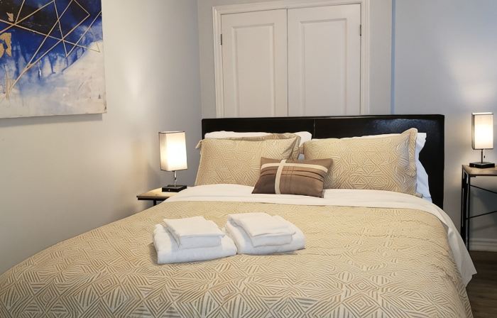 Cheerful 2 Bdrm house, free Netflix, free parking for 2 cars