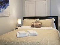 Cheerful 2 Bdrm house, free Netflix, free parking for 2 cars Hotels in Kitchener