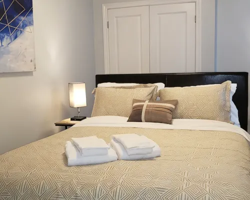 Cheerful 2 Bdrm house, free Netflix, free parking for 2 cars Hotels in Kitchener