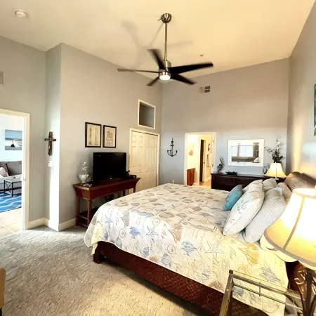 Turtles Nest - Corner Penthouse with Gorgeous Sunsets and Lake View