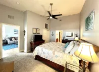 Turtles Nest - Corner Penthouse with Gorgeous Sunsets and Lake View - Pool