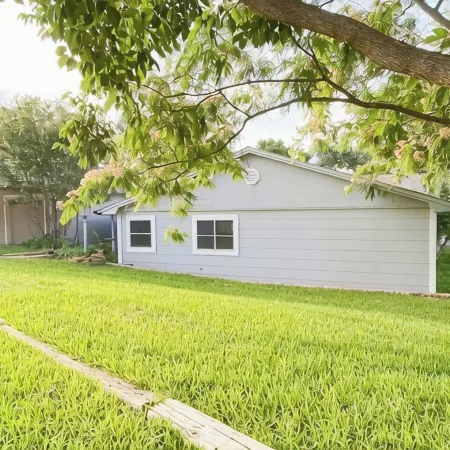 Lakefront fun for 14+pets w/game room deck sunsets