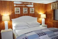 Beautiful Cottage Just minutes from The Twin Lakes & Beach - WiFi