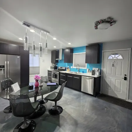Modern/Retro 1br Condo by Exceptional Stays
