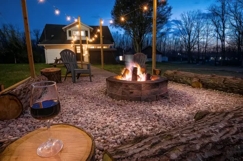 Cozy Farmhouse Gem! - 8 Min to NRG! Hot Tub/ EV Charger - Boutique