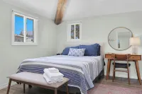 Cozy Beach Cottage with Sauna & Spacious Backyard just 5mins from the Beach - Wifi