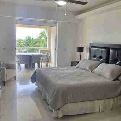 Beautiful private apartment with sea view 15 minutes from the airport Rooms