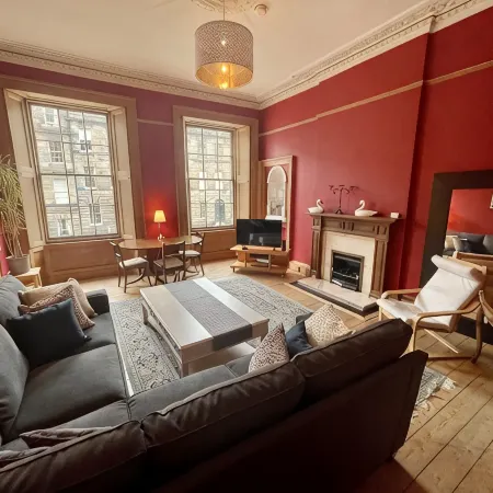 Fantastic city centre location - Spacious 3 bedroom apartment