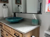 Newer Cozy Cottage w/ Saltwater Spa! 위드 호텔