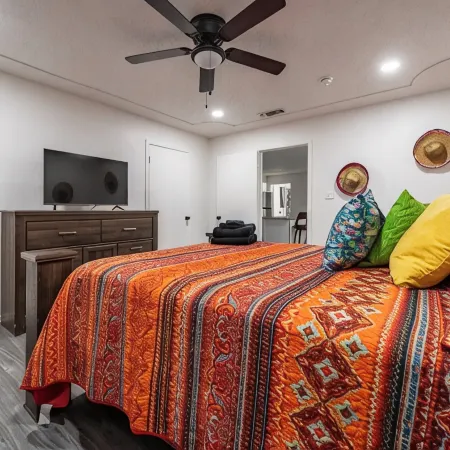The University-2 bed/2bath-straightshot to Tech