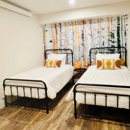 Cozy & Modern Retreat. Newly Renovated. Walk to Everything.