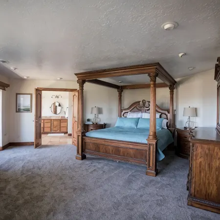 Newly Renovated Spacious Home, Hot Tub. Big Yard. Great Off-Season Pricing!