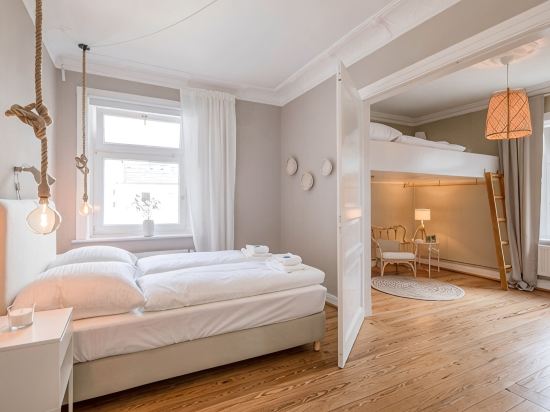 Old Building Apartment for up to 4 Persons "SCHUTE" in Eppendorf - 4th Floor