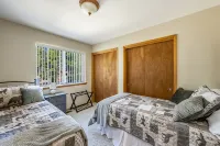 Beautiful, 6-bedroom mountain home with hot tub, deck and fire pit! - 4-Star