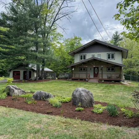 Beautiful Chalet Style Home with Seasonal Mountains Views in North Conway, NH