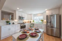 Sunny Downtown 2BR w/ Parking - 4성급