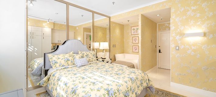 Heart of Palm Beach - free parking included, security safe, next to Breakers Hotels in Palm Beach