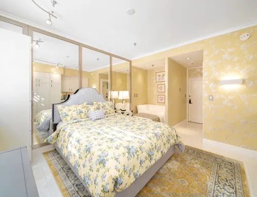 Heart of Palm Beach - free parking included, security safe, next to Breakers - Kitchens