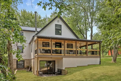 A Touch of Salt Fork.... 2 King, 3 Queen, twin bunk beds - Boutique