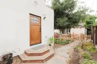 Brand new quiet and cozy tiny home in the Arroyo! Hotels in Northeast Los Angeles