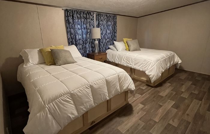 Great location. covered patio/5 minutes away from restaurants stores boat launch