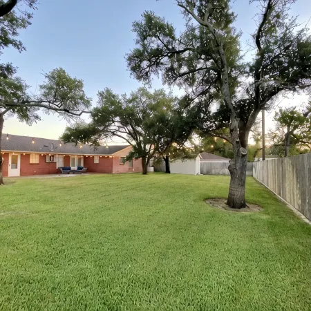 Three Bedroom ~ 8 Mins to A&M ~ Quiet Neighborhood