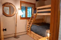 Modern Mountain Chalet Near Storyland & Summer Fun - Feriehus